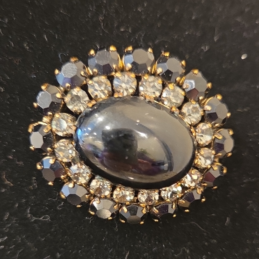 Elegant Black and Gold Women's Brooch